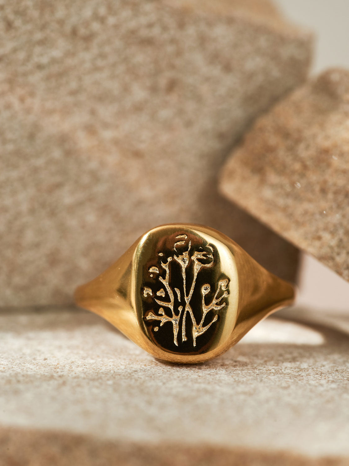 CLOSE-UP-SIGNET-GOLD-FLORAL-RING