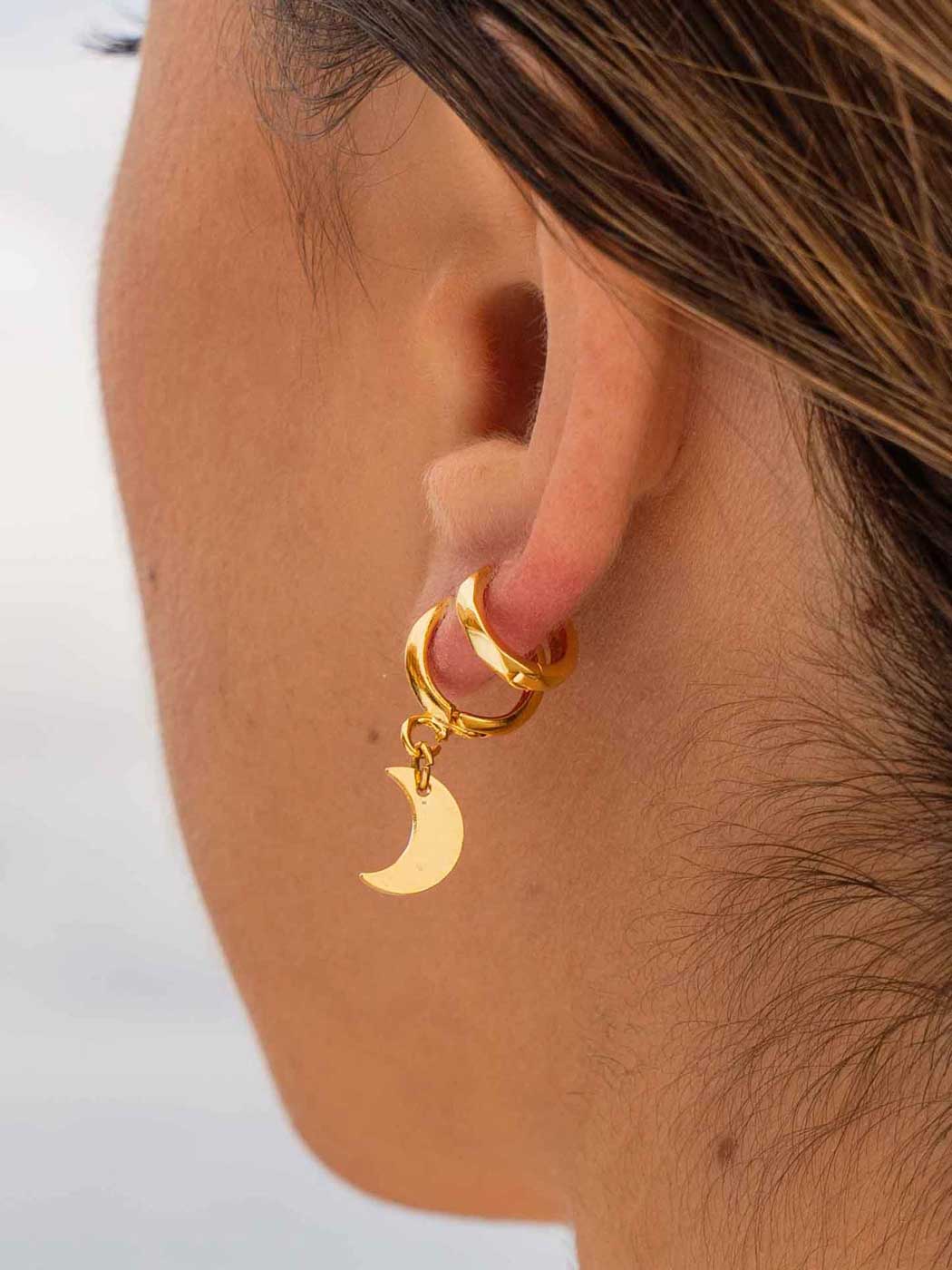 faceted-delicate-minimal-gold-huggie-earrings
