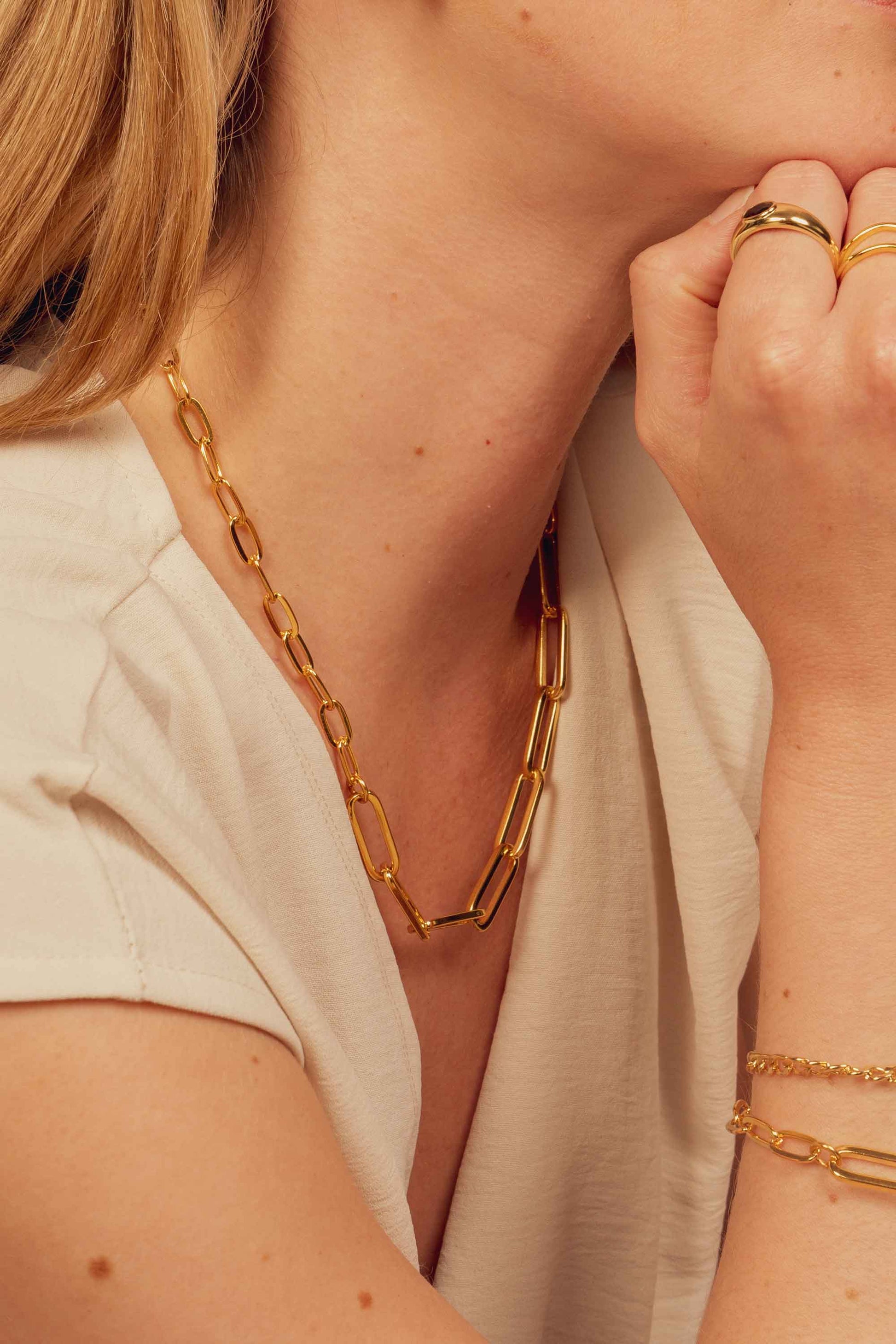 CONTRAST-CHAIN-CHUNKY-GOLD-OVAL-NECKLACE-STATEMENT-ON-BODY-CLOSE