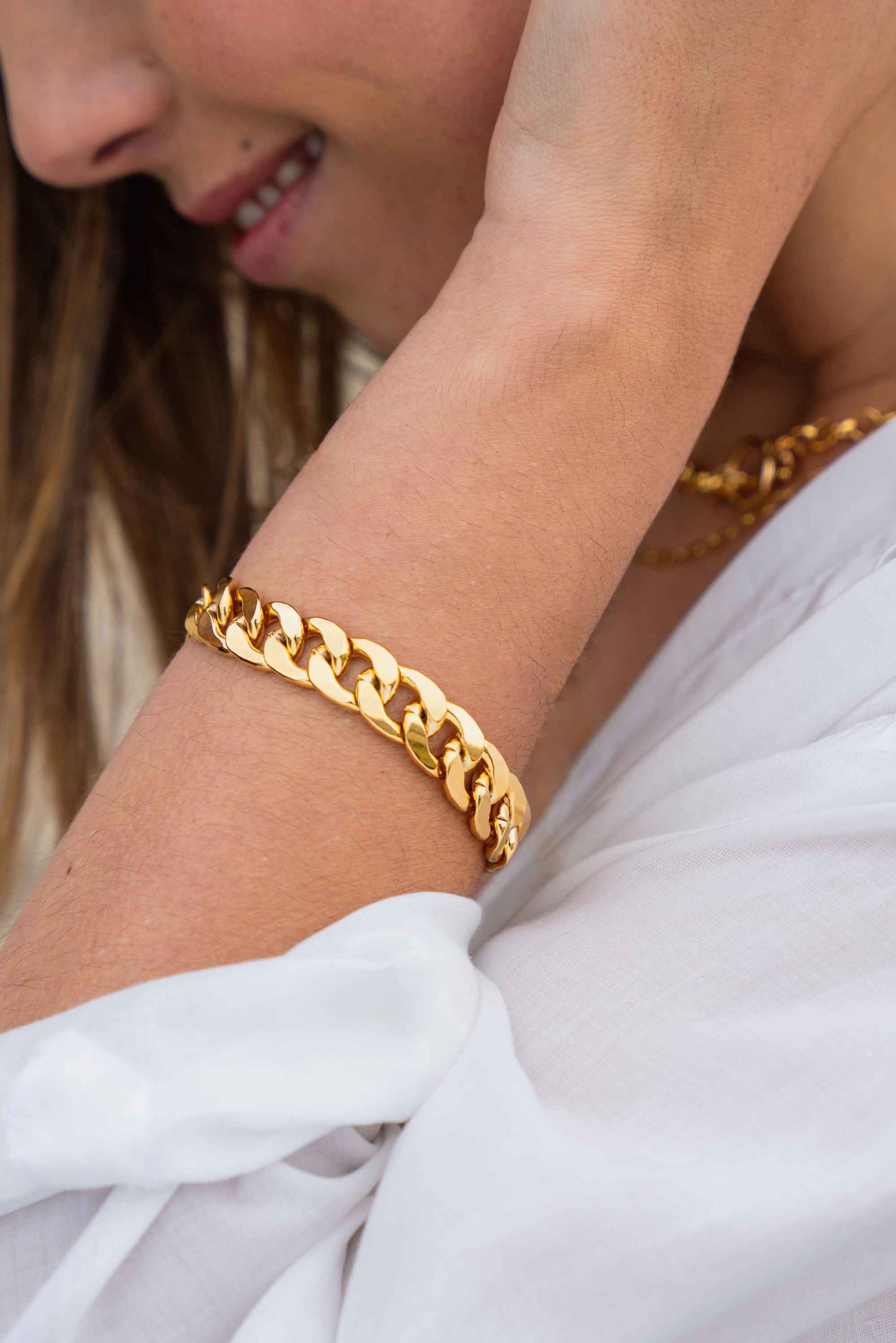chunky-gold-cuban-curb-statement-bracelet-chain-on-body-close