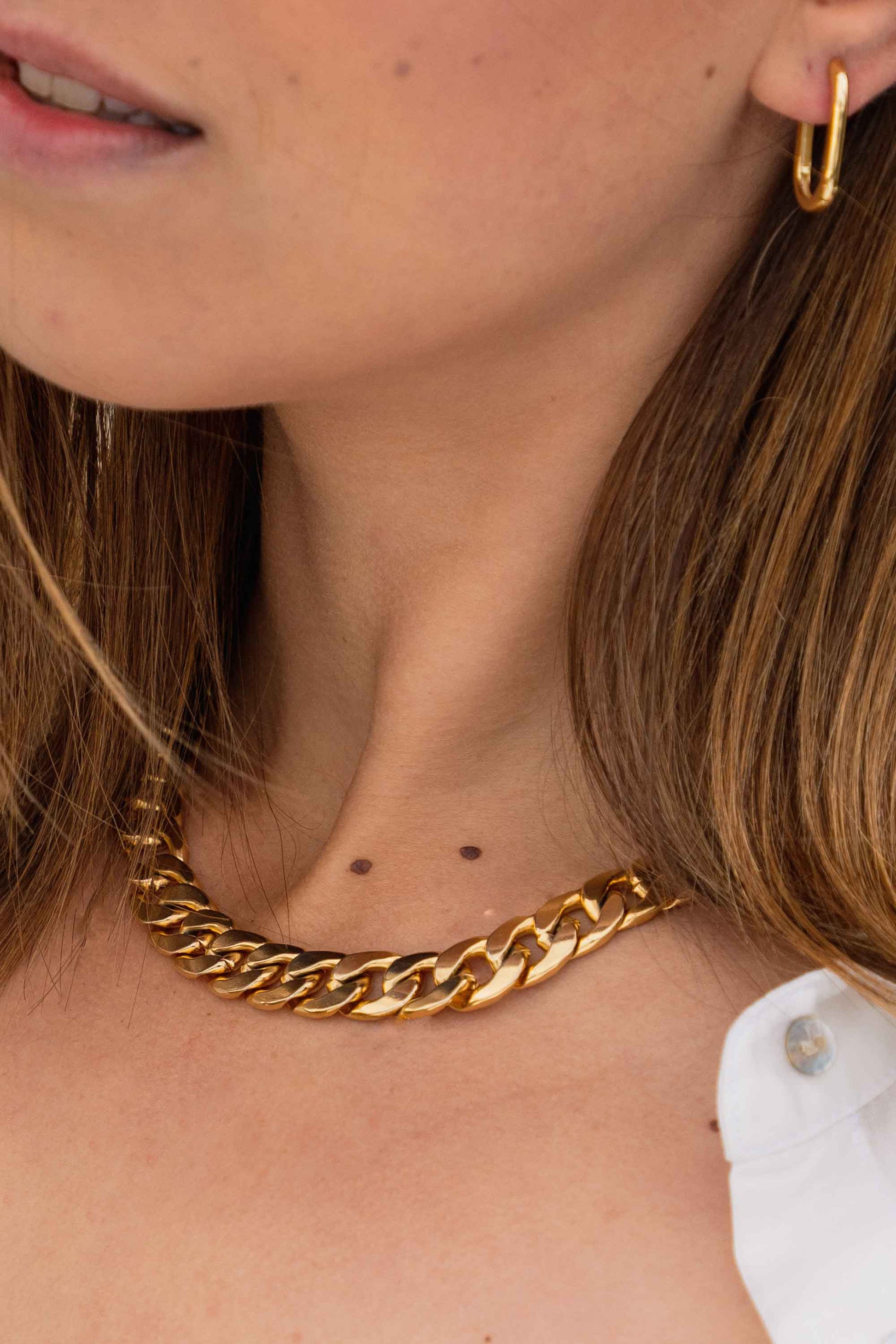 chunky-gold-cuban-curb-statement-necklace-chain-on-body-close