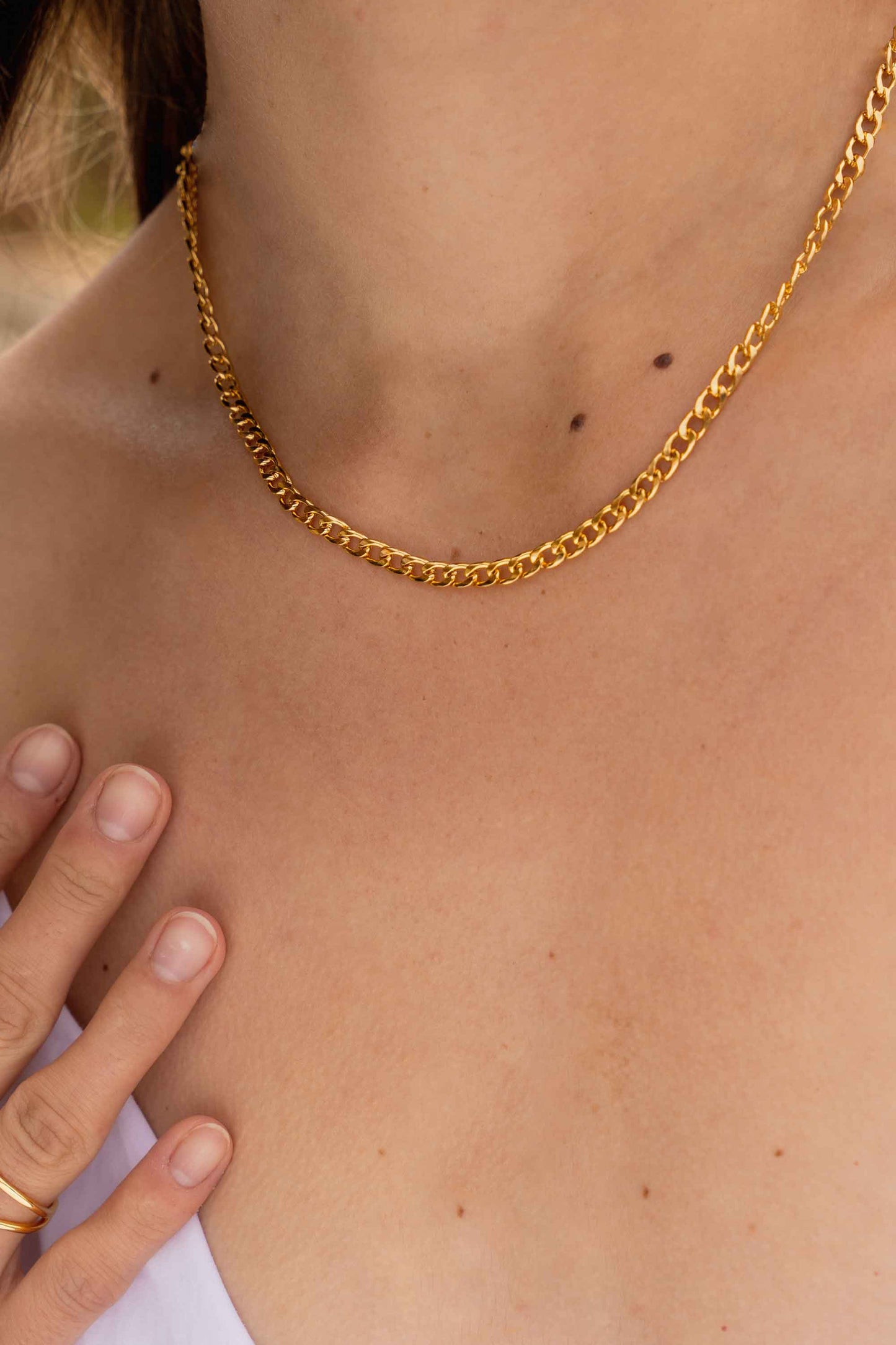classic-vintage-style-gold-chain-necklace-curb-on-body-close