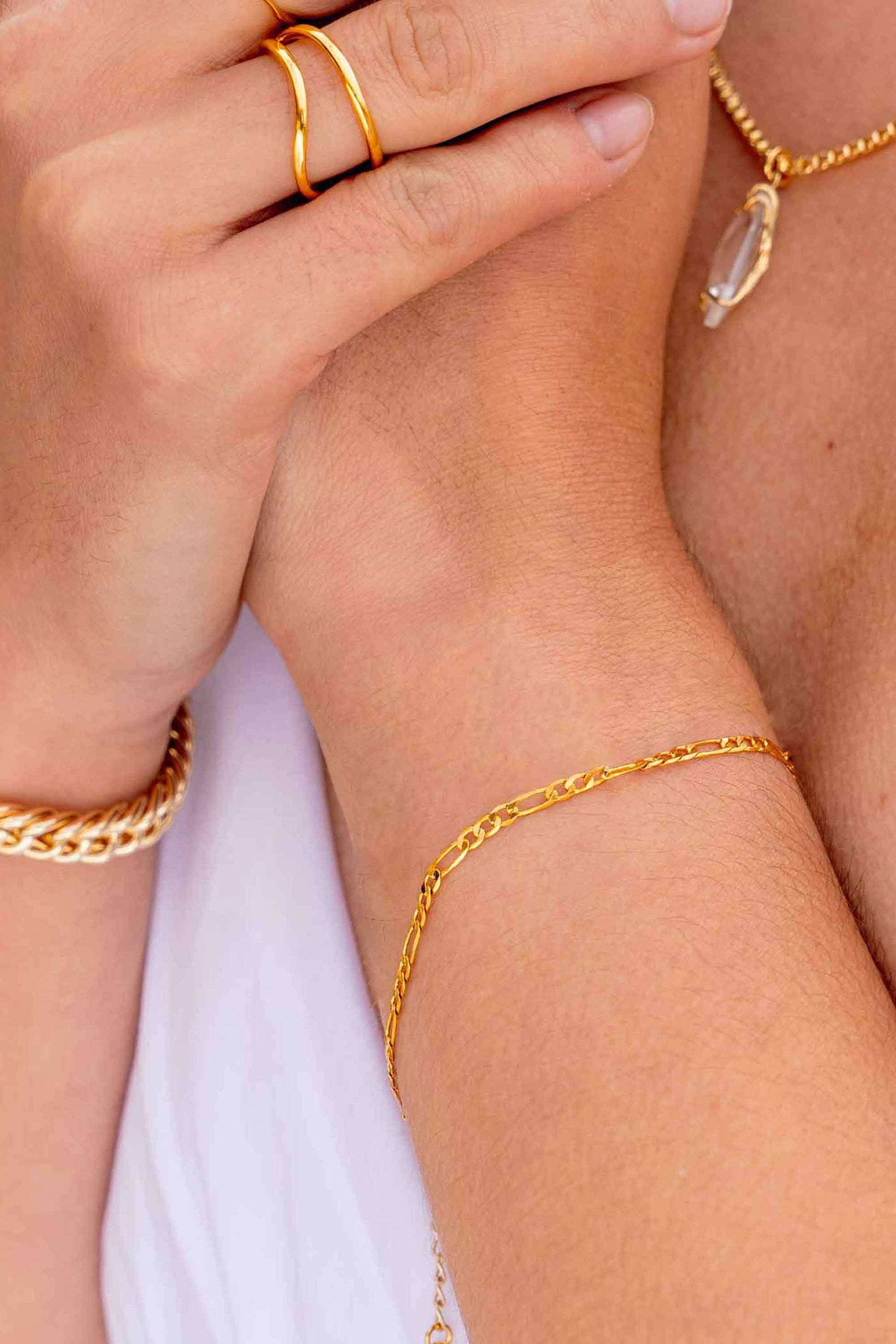 delicate-vintage-style-tab-bar-chain-classic-gold-bracelet-closeup