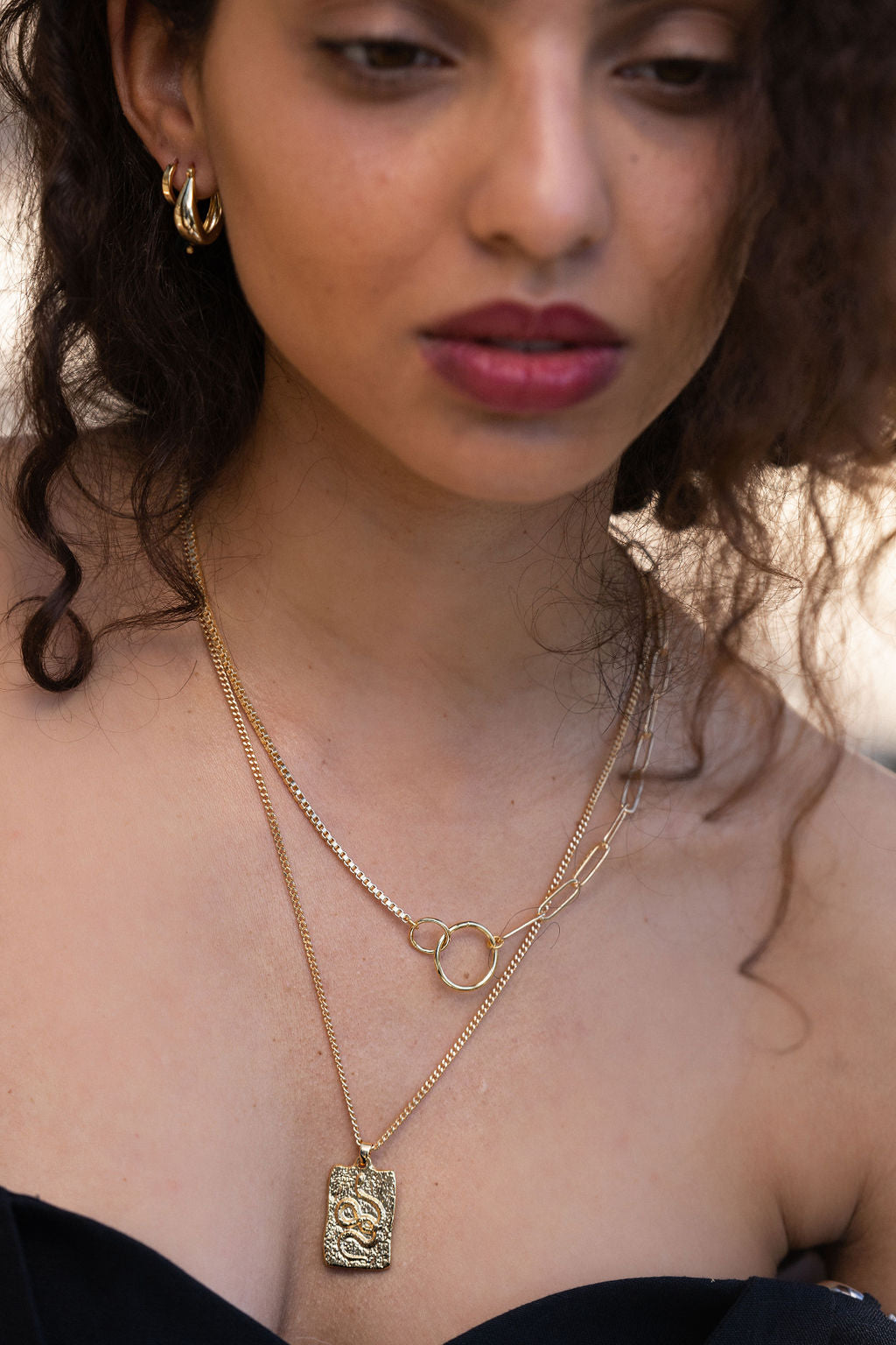 gold contrast chain infinity necklace on body