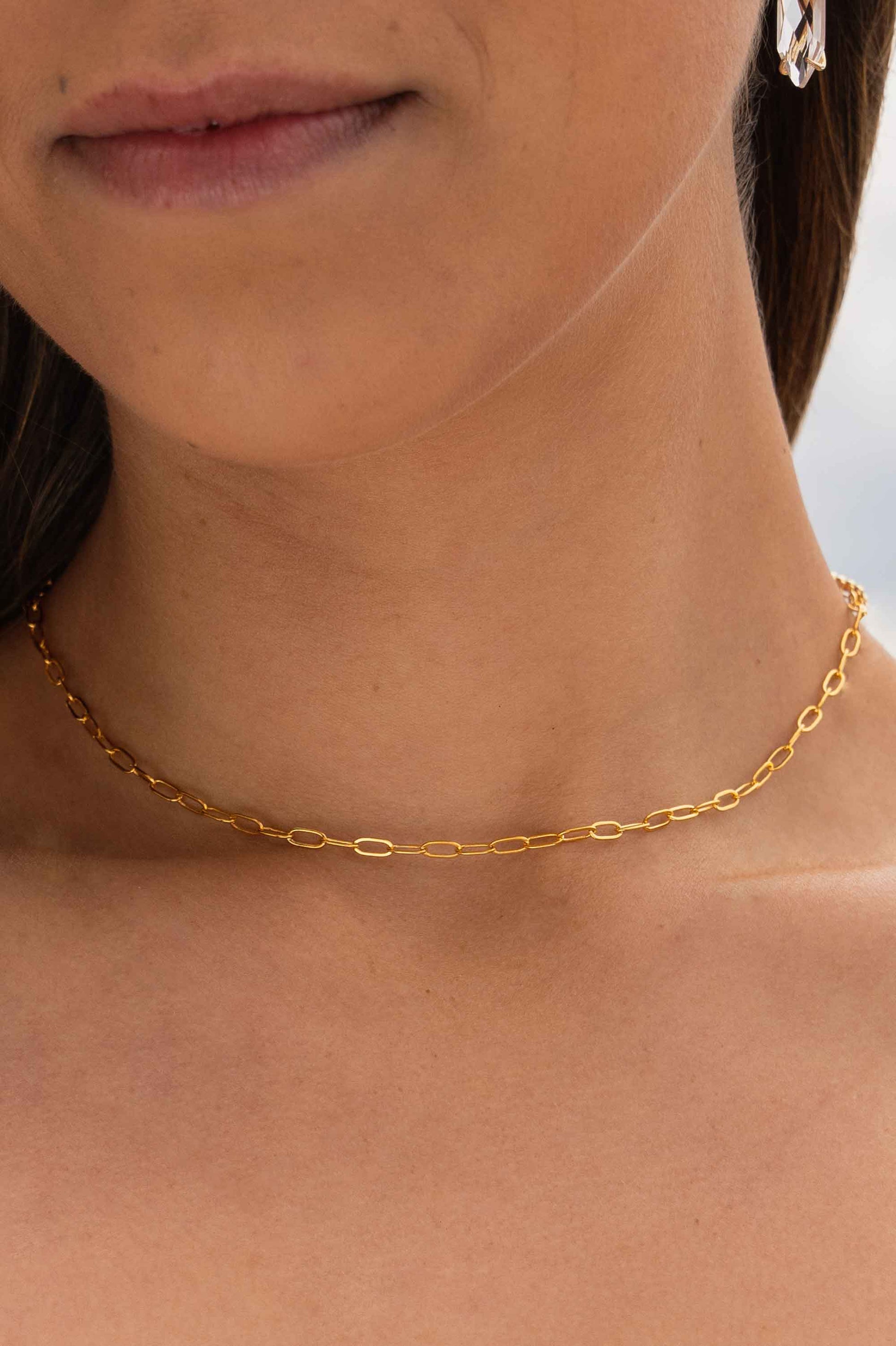 mini-oval-paperclip-delicate-gold-necklace-on-body