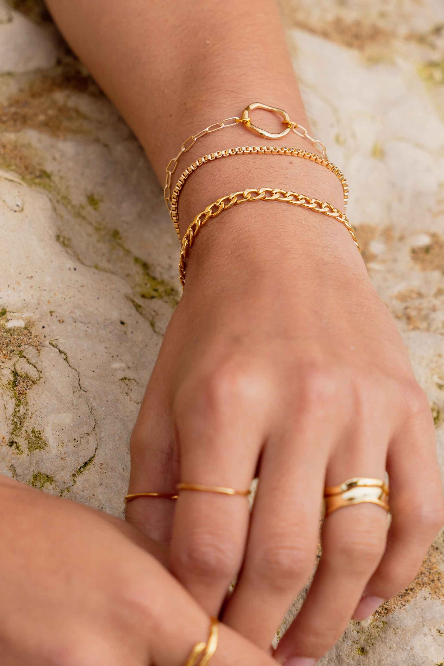 modern-delicate-box-chain-gold-bracelet-angle